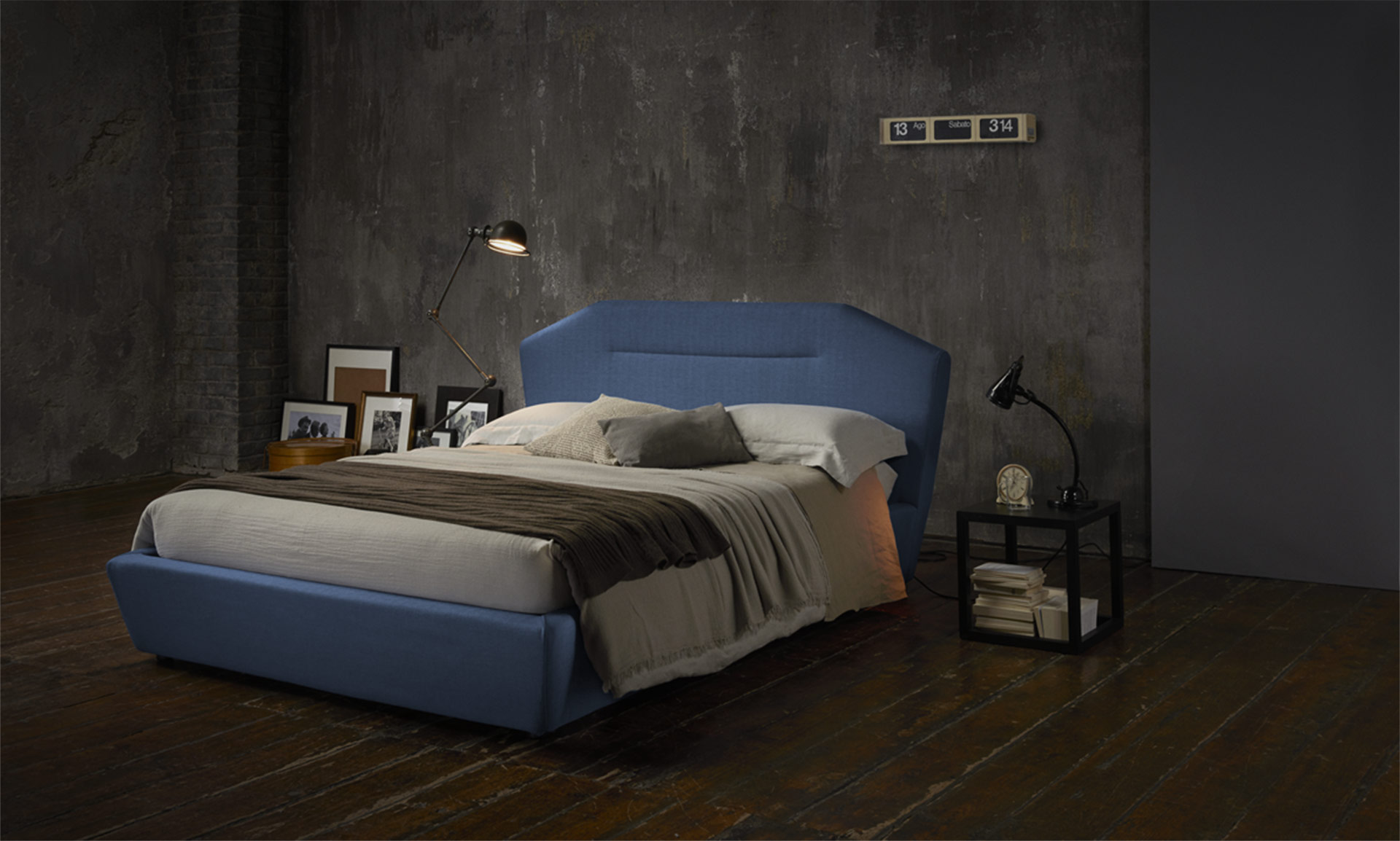 ANDREA-GARUTI-01 Letto in ambientazione set fotografico creata dal fotografo Andrea Garuti