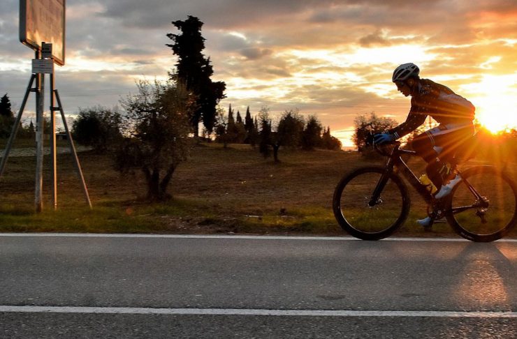Ciclista che corre al tramonto. È Matteo Venzi, triatleta mentre si allena per la Ironman