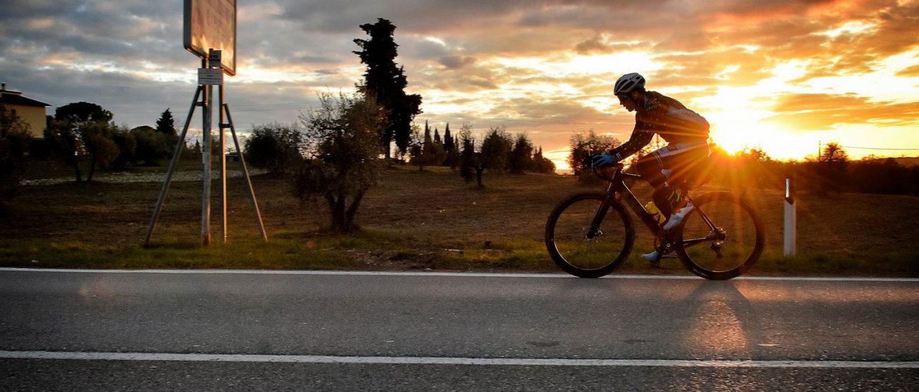 matteo-venzi-si-prepara-alla-ironman Ciclista che corre al tramonto. È Matteo Venzi, triatleta mentre si allena per la Ironman