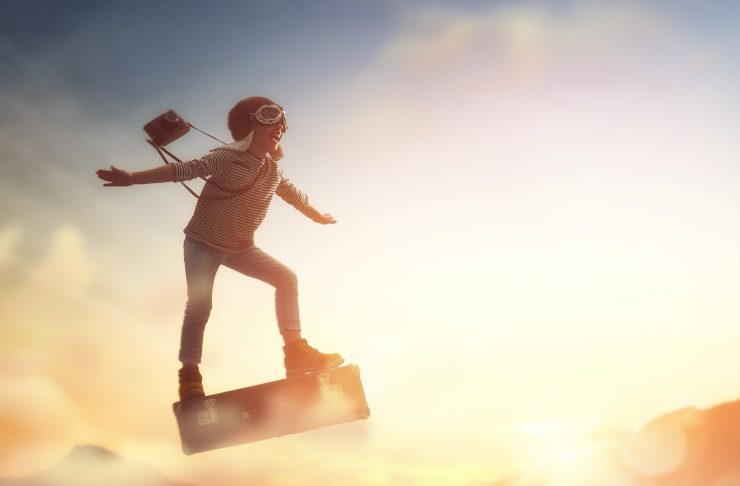 Bambino che vola sulla valigia