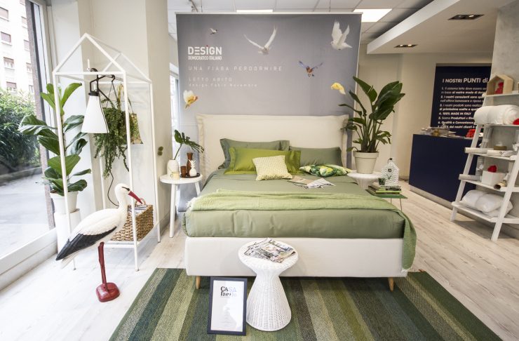 camera-da-letto-da-copertina camera da letto con lenzuola verde e piante