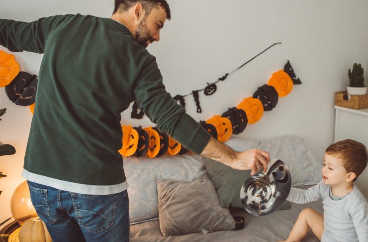 Padre e figlio decorano per halloween