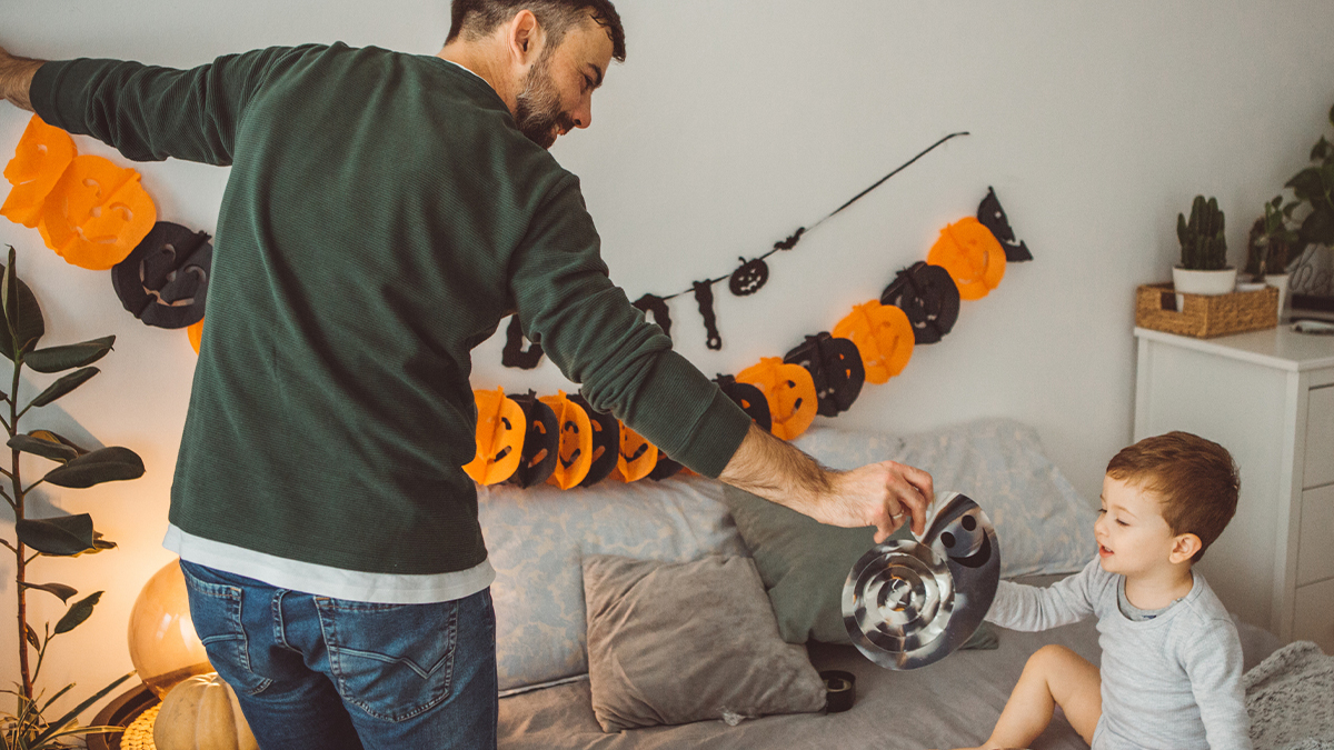 arredare-per-halloween Padre e figlio decorano per halloween