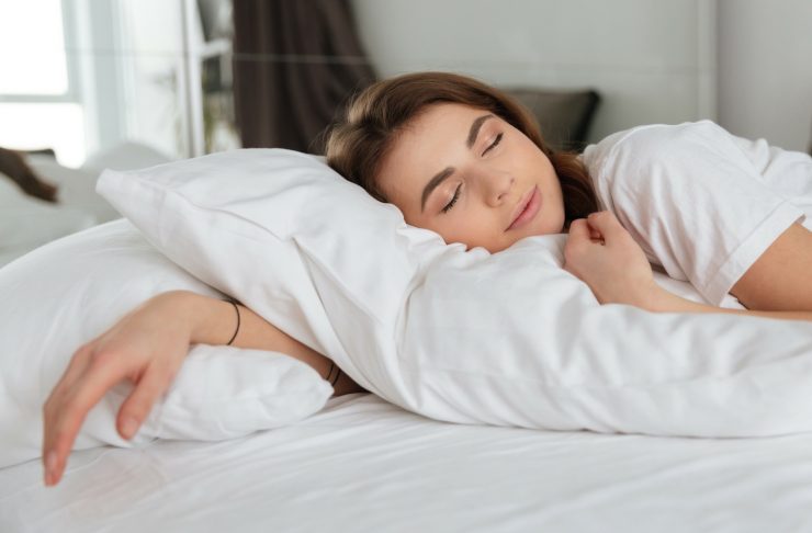 come-riuscire-a-dormire-perdormire donna che dorme rilassata sul proprio letto. Scopri le quattro regole su come riuscire a dormire in poco tempo