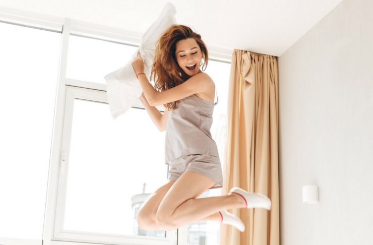 come-svegliarsi-perdormire donna che salta sul letto, scopri come svegliarsi bene la mattina