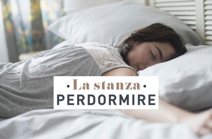 consigli-per-dormire-Stanza_PerDormire donna che dorme serena sul letto. Il riposo e importante per questo PerDormire ha creato un blog con i consigli per dormire bene