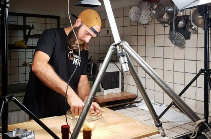 chef mentre prepara un piatto per dieta vegana