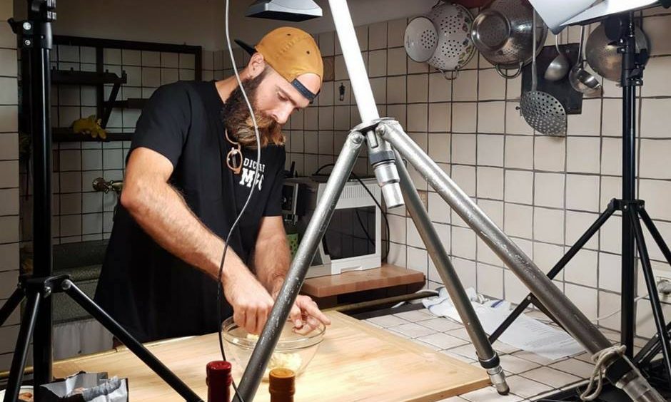 dieta-vegana-fabrizio-bartoli chef mentre prepara un piatto per dieta vegana