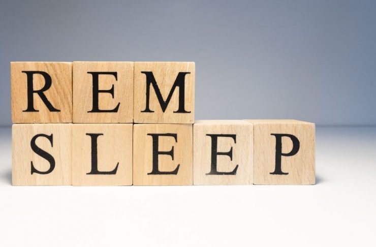 testo fase rem sleep su cubi di legno