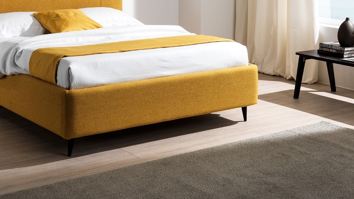 Letto moderno color giallo senape in camera da letto