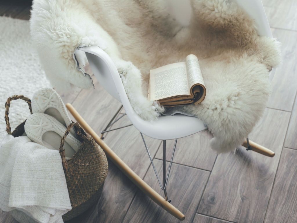 hygge-perdormire-1 arredamento hygge con sedia a dondolo e coperte