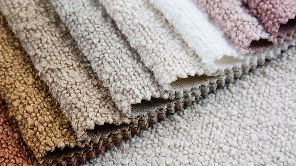 letto-boucle Tendenze 2025: letto in tessuto bouclé