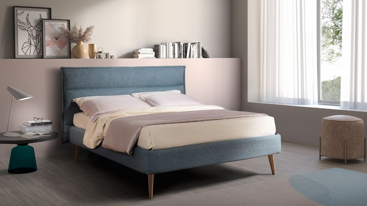 Letto matrimoniale in una camera da letto moderna