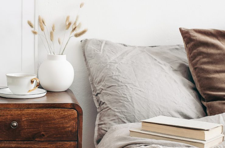 Letto in stile nordico con lenzuola grigie