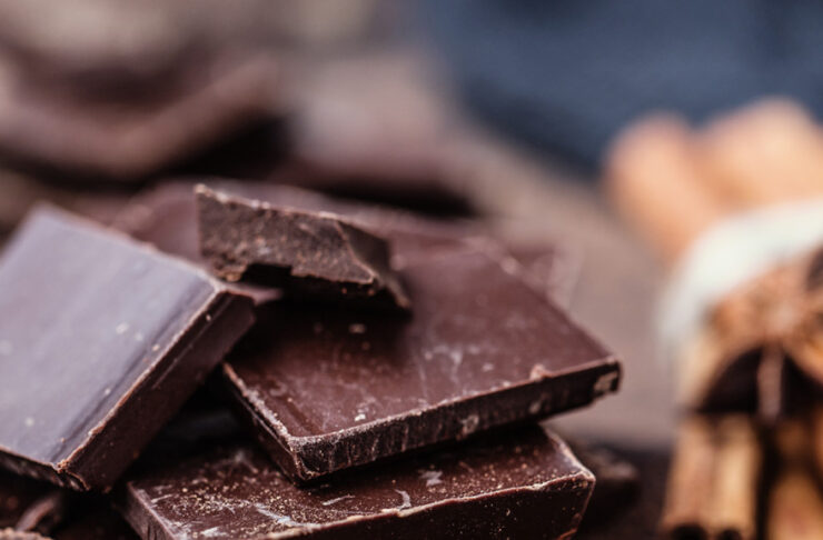 Mangiare cioccolato fondente la sera: sì o no?