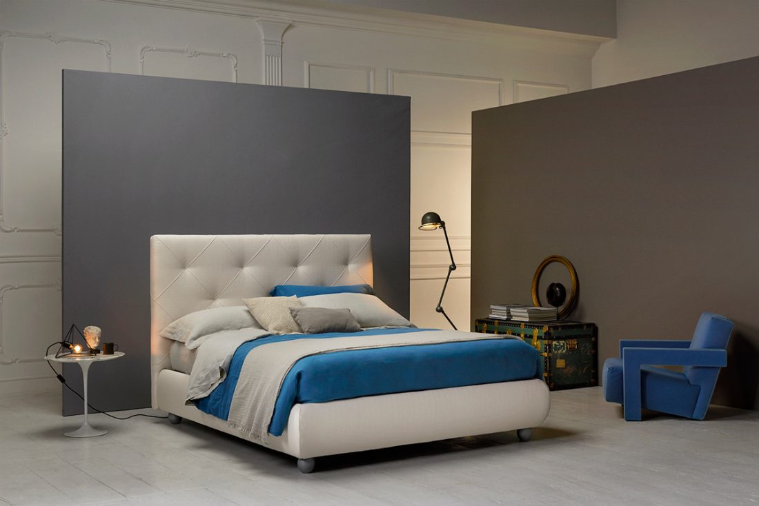 Camera da letto con struttura letto Tokyo dai colori freschi e rilassanti: bianco e azzurro. Ideale per dormire bene in estate