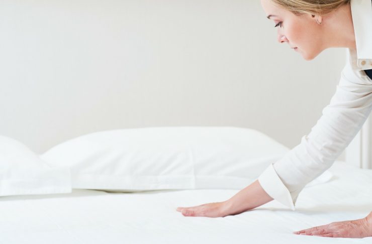 pulire-il-materasso-consigli donna impegnata a pulire il materasso