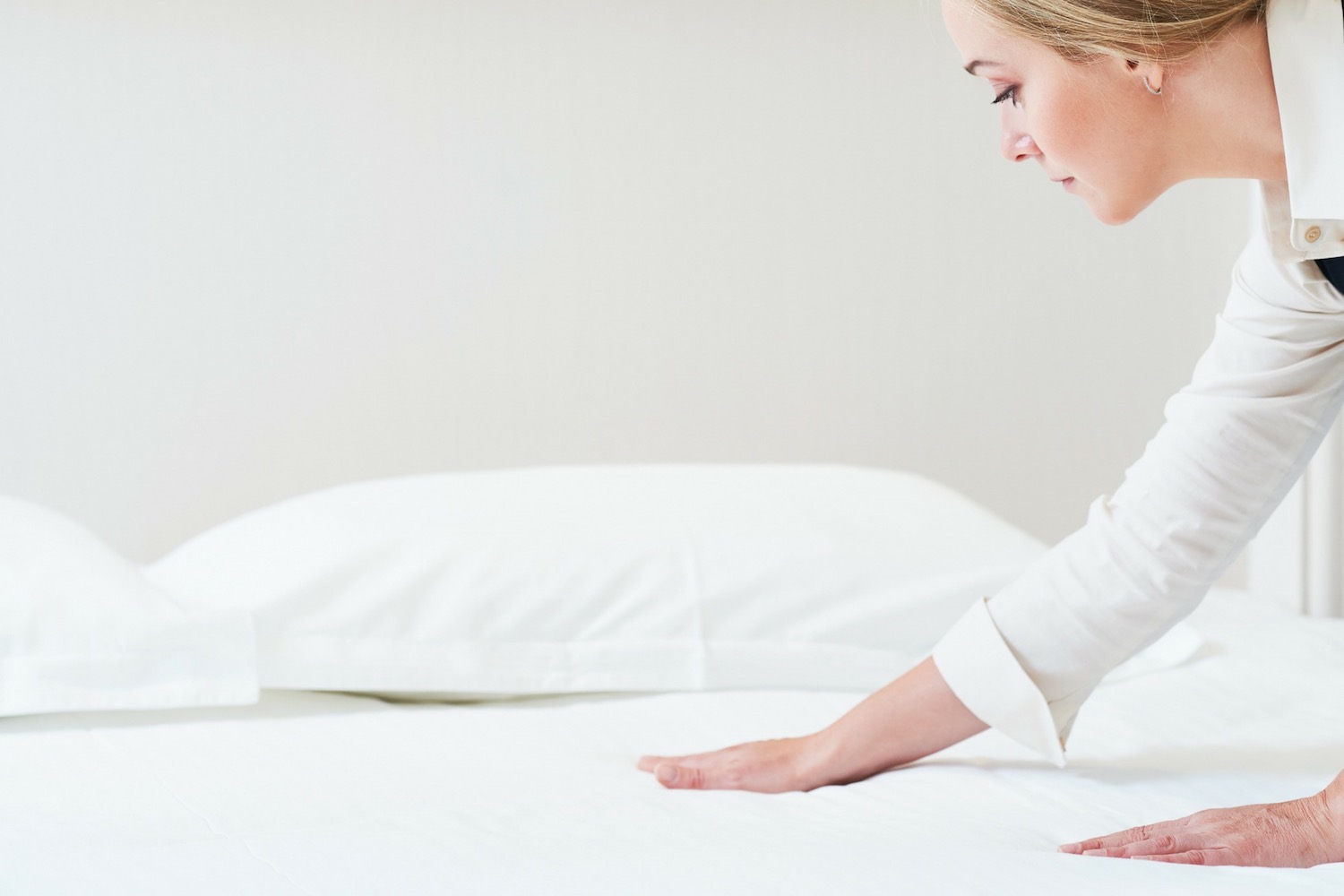 donna impegnata a pulire il materasso