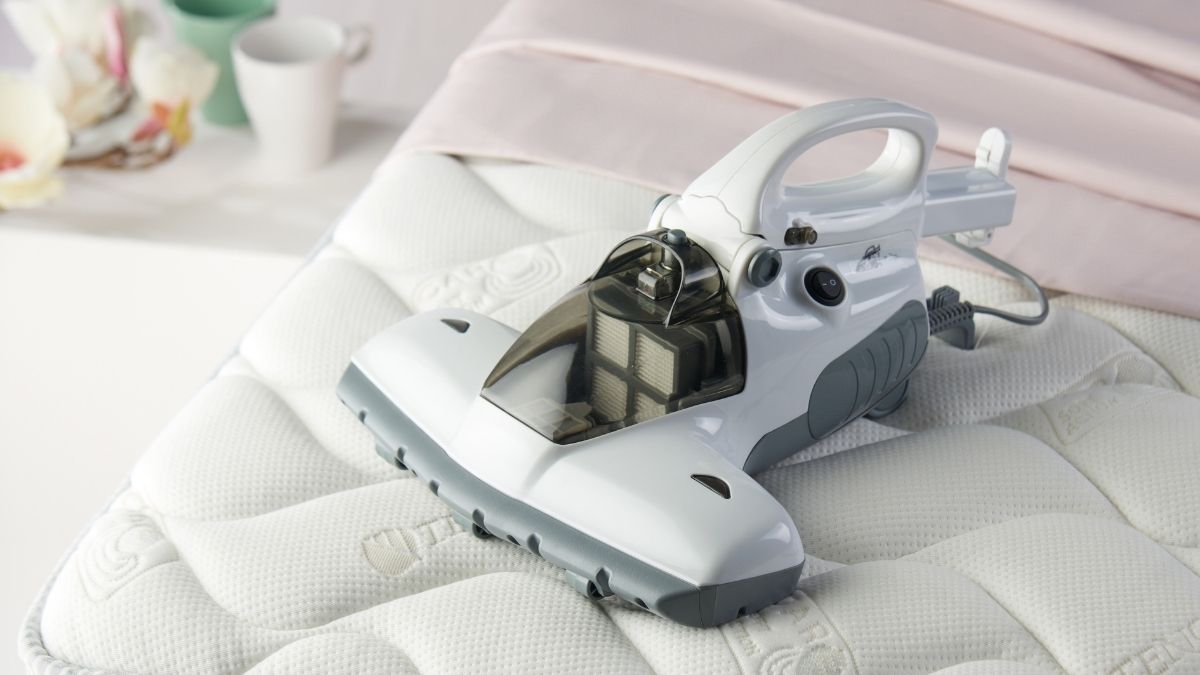 aspirapolvere su materasso camera da letto
