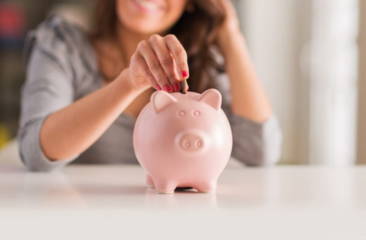 donna con salvadanaio, scopri i consigli per risparmiare in casa
