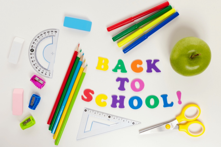 ritorno-a-scuola-perdormire pastelli colorati, righelli, una forbice e una mela. Tutto è pronto per il ritorno a scuola